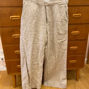 Gant Linnebyxor strl 36 - Ett par jättefina linnebyxor jag haft mycket när jag rest. Bra kvalitet, om än lite skrynkliga på bilderna. Har sytt upp byxorna så de passar på någon som är 160 cm lång.