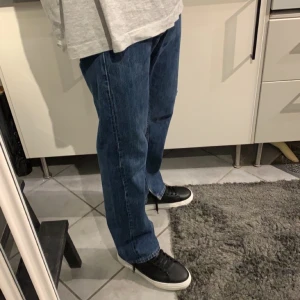 Vintage Levis 501 vida jeans - Vintage Levis 501 jeans mörkblå 31/32. Bred passform. Klippt slits nedtill slitning knä. Fint skick.