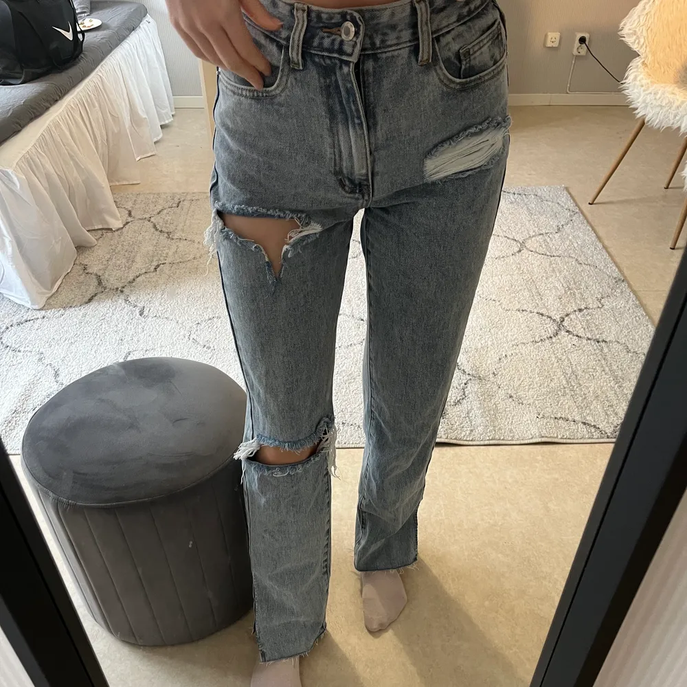 Säljer dessa raka håliga jeans med slits längst ner, dessa kommer inte till användning längre❤️köparen står för frakten. Jeans & Byxor.