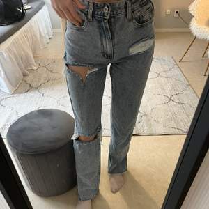 Säljer dessa raka håliga jeans med slits längst ner, dessa kommer inte till användning längre❤️köparen står för frakten