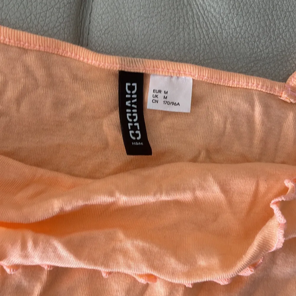 Very cute and light summery peach tank top from H&M. Never been used. Thin material but very comfortable. . Toppar.