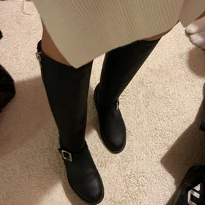 boots - superfina knapt snvända jhonny bulls i svart med silver detalj! 