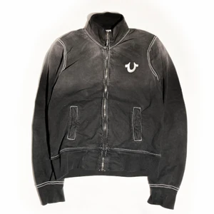 True religion zip-up - True religion zip-up i storlek Medium, extremt bra skick, väldigt bra kvalitet på tröjan med tjockt tyg. Säljer då den ej kommer till användning längre 