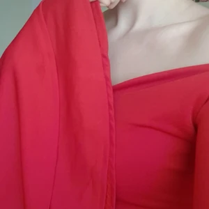 Röd croptop NLY one, stl S - En röd 70tals inspirerad grop top, sömmen har sprucket lätt vid ena axeln