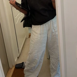 Vita linnebyxor  - Vita linnebyxor, as snygga men säljer då jag köpt nya då dom är förlånga. Är 158. Köp direkt för 600kr ink frakt