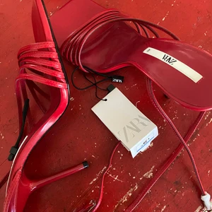 Röda klackar! - Världens finaste klackar från Zara, helt oanvända, endast testade! Säljer pga för små. Strl 40 men passar en 39!