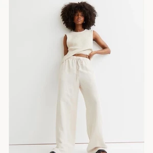 Slutsålda linnebyxor från hm - Säljer dessa linnebyxor i storlek M. Köpte fel storlek så dessa blev för små! Helt oanvända 