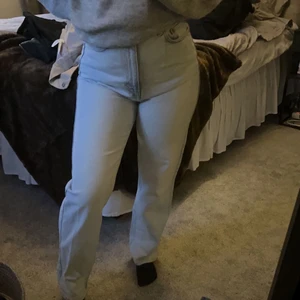 Weekday rowe jeans - Säljer mina weekday rowe jeans då jag inte längre använder dom. Jag är 163cm och på mig är dom väldigt bra längd. Använda runt 6 gånger. 💕
