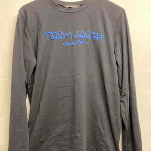 Teddy Smith tröja - En svart Teddy Smith longsleeve, säljes då den inte kommer till användning av mig men mycket bra skick! (Obs frakt ingår inte i priset)