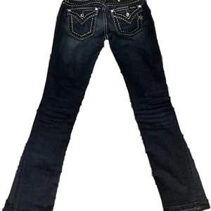 Ett par jeans från miss me. Bootcut passform med rhinestones. Nypris ca 1000kr. (Gratis frakt!!)