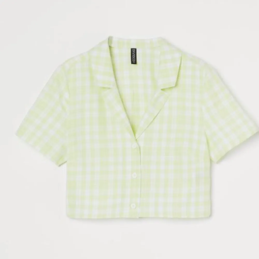 En ljusgrön croppad skjorta från HM. En liten fläck med concealer uppe vid axeln men inget som man lägger märket till🤩 Säljer den då den är för tight för mig🥰 Priset är förhandlingsbart och kan skicka fler bilder om det är intressant💚. Skjortor.