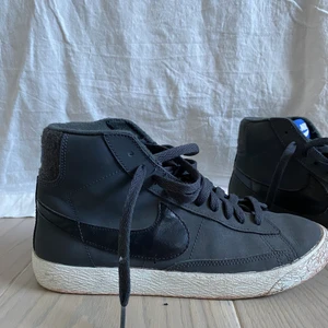 Nike skor - säljer då de är lite för små. modellen heter ”Nike sportwear blazer mid”. De är lite smutsiga på sulan men det försöker jag självklart tvätta bort innan jag postar dem! Köparen står för frakten. Skriv om ni har frågor eller är intresserade