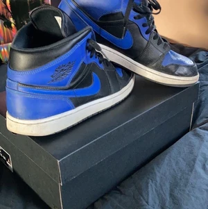 Jordan 1 Hyper Royal  - Jordan 1 hyper royal storlek 46, cond 7/10 ( creasade, hälen sliten) se bild. Box utmärkt skick👊🏼👊🏼