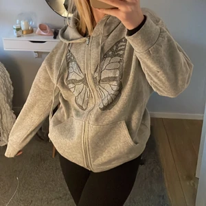 Sweatshirt - Säljer denna tröja då den sällan kommer till användning, bra skick! Storlek s/m