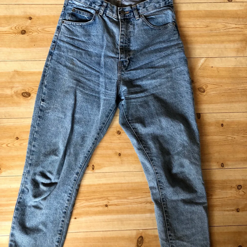 Mom jeans från Dr Denim str:30/30. Sparsamt använda . Jeans & Byxor.