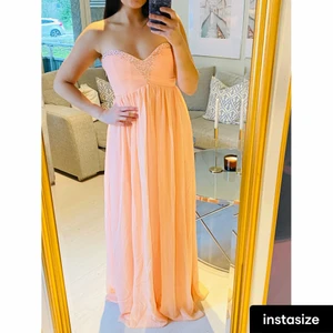 Balklänning strl 36-38 - Fin balklänning endast använt 1 g säljer den för 180 kr 