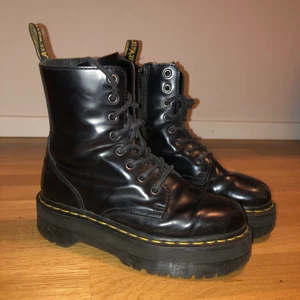 Dr martens kängor  - Ett par skitsnygga klassiska platå-boots från dr martens i storlek 37💖 skicket är använt och skorna har ett fåtal defekter såsom slitna snören (går att byta!), samt en spricka i vänstra sulan vilket kan limmas ihop. Det finns även lite repor i lacken och sprickor i hälarna (bild får ej plats, skriv privat) Säljer då jag har 2 par av dessa💓 