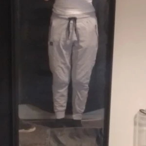 Byxor - Mjukisbyxor i storlek S. Två fickor med dragkedja.