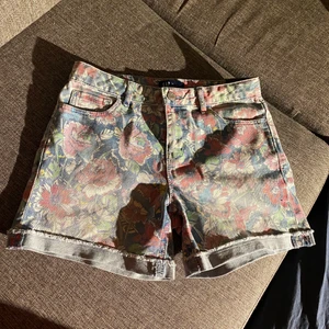 Shorts  - Aldrig använda. Köpta på barnavdelning men passar en 32/34 (xxs-xs) i damstorlek