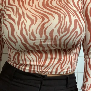 Mesh mönstrad långärmad topp - En topp med mönster i mesh fråm BikBok! Skitnsnygg, aldrig använd! Storlek S