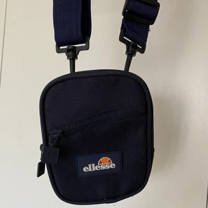 Liten väska - Ellesse - Liten väska som inte tar någon plats - men du får plats fortfarande med your essientials! 👜🕶🎒👟☀️