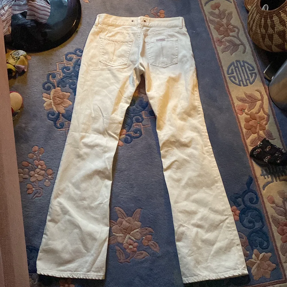 Low waisted och bootcut. Säljer för att dem e för små för mig, skulle säga att dem e st34. Bra skick. Midjemått:80cm och innerbenslängd:85cm. Jeans & Byxor.