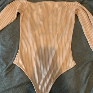 Bodysuit - Snygg off shoulder bodysuit