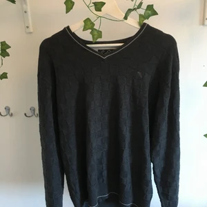 Grå farfarströja - Säljer en grå tröja som jag köpt second hand. Har bara använt det någon gång och det har annars hängt i min garderob men kan absolut tvätta innan jag skickar om någon är intresserad. På vänster sida sitter ett broderat paraply. Den sitter oversized på mig som har storlek s vanligtvis. Köparen står för frakt :)