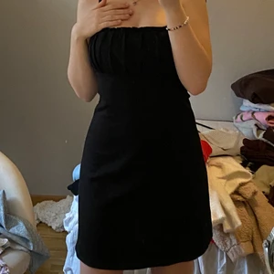 Svart klänning - Säljer denna supersköna klänning från hm. Endast använd ett fåtal gånger. Frakt tillkommer 