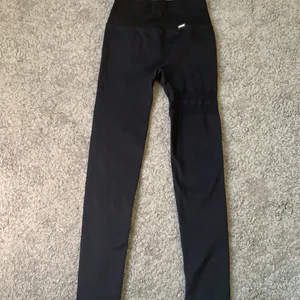 Stronger tights  - Säljer dessa svarta stronger tights. Dom är använda fåtal gånger! Skriv om ni har frågor eller vill ha fler bilder!