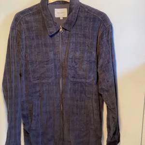 En blå skjort-jacka typ, storlek S, från Vailent, köpt på carlings. Frakten kan bli billigare/dyrare beroende på vikten:)