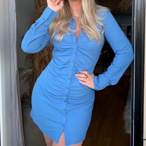 Blå klänning - Klänning från Bikbok 