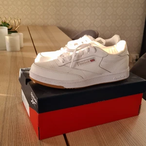 Reebok Club C, stl 38 - Helt oanvända skor i storlek 38. Nypris ligger runt 550 kr. Frakten ingår även.