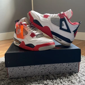 Jordan 4 retro fire red (2020) - Vill sälja mina 4s som har varit sparsamt använda. Skorna är i storlek 42.5 o skulle säga att dom passar lite mindre i storleken, box och Nike tag följer med!                              SKRIV BUD OCH TRADES OM NI ÄR INTRESSERADE 