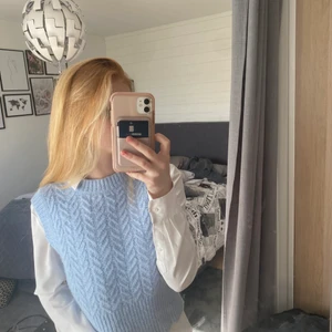 Stickad väst - Superfin stickad väst som tyvärr inte kommer till användning, använd ca 2 gånger. Köpt för 260kr på zara för ett år sedan💕