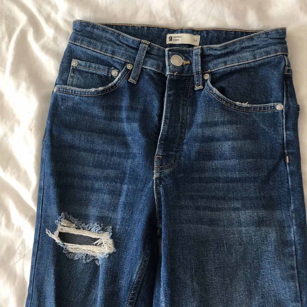Slitna jeans i storlek 34 från Gina tricot. Säljer för 25kr + frakt . Jeans & Byxor.