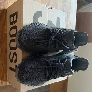 Completely new YEEZY 350 V2  Colors: Core Black  Size: 42 2/3 