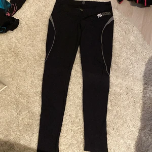 Svarta träningstights från betterbodies  - Nästan aldrig använda. Stretchigt material. Låg midja. Dragkedja nere vid vaderna.