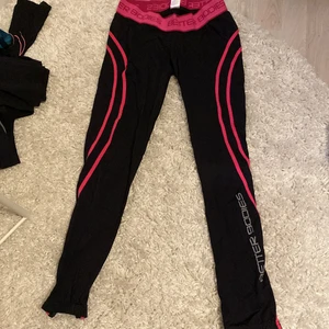 Svart/rosa träningstights från betterbod - Sköna träningstights från betterbodies. De har en dragkedja nere vid vaden och är i stretchigt material. Använda ett par gånger men i gott skick. Låg midja