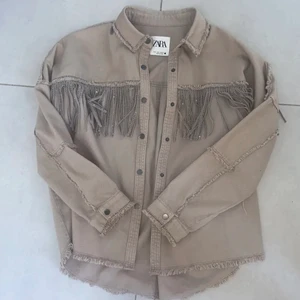 Trendig Zara Jacka - (Lägger ut igen pga oseriösa köpare) Säljer denna populära jeans jacka från Zara. Andvänd ca 2 gånger och i nyskick! Köptes för 500kr. Säljer denna på grund av att den tyvärr inte kommer till andvändning!😩 Hör av er om ni är intresserade. Spårbar frakt och köparen står för frakten💕