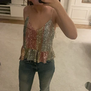 Glittrigt linne  - Säljer detta populära glittriga linnet från Zara i olika färger!! Så fint och somrigt !! Aldrig använt