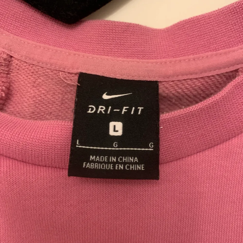 Rosa Nike sweatshirt storlek L. Säljer för den är för stor för mig, fint skick! (Frakt tillkommer). Toppar.