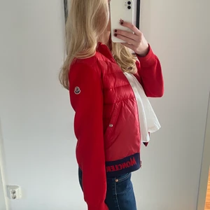 Moncler cardigan  - Säljer min skit snygga moncler cardigan , den är bara nån månad ny, sjävklart äkta . Den är i st 14-15 år men passar mig som har S❤️ säljer ej under 2500 och kom med bud ❤️ köp direkt för 3000❤️ nypris 5000( säljer för vill köpa en ny jacka) HÖGSTA BUD JUST NU: 2700