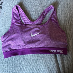 Nike Pro Sport bh  - Lila NikePro-sport bh i storlek Small. Använd men i bra skick 