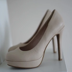 Beiga platåklackar - Färg: beiga. Klackhöjd: 12 cm. Märke: attitude. Knappt använda. Har legat mest i garderoben. Finns dock en blå fläck (se bild).