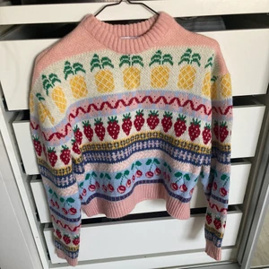 Zara stickad tröja  - Aldrig använd men ingen prislapp kvar. Tröja med rund krage i storlek M. Väldigt söt men får ingen användning för den. På hemsidan ligger den nu på 359 kr. (3991/004/330)  Jag säljer för 300. Finns att hämta i Stockholm, kan frakta men då står köparen för kostanden! 