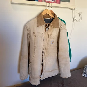 Vintage Carhartt jacka - Sliten arbetskarls från carhartt. Otroligt cool men lite för stor för min smak. Jag är 177, gillar du oversized är den asbra men ja vill ha lite mindre. Fodrar så lite varmare, perfekt till våren. Fraktar bara. Fråga om det är nåt!