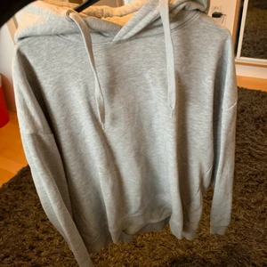 Grå hoodie - Grå basic hoodie utan ficka på magen, nästan aldrig andvänd, storlek M.