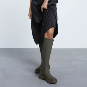 Grön/Grå boots - Jag säljer dessa super snygga grå/mörk gröna bootsen från Zara i storlek 39, perfekta till våren nu och de ser ut att vara som nya då jag tyvärr ej fått mycket användning av de alls!! Nypris 600 men säljer för 200 kronor💛💛