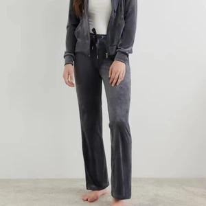 Velour lounge-byxor - De populära och JÄTTESKÖNA velour-byxorna från Gina ☺️🌸 stålgråa och KNAPPT ANVÄNDA! Tyvärr har sidenbandet i midjan försvunnit, så det är ersatt med ett likadant band i svart, som hör till ett par likadana byxor som jag har. Eventuellt, om ni är intresserad av ett likadant par byxor i svart 🥰 ställ gärna frågor!